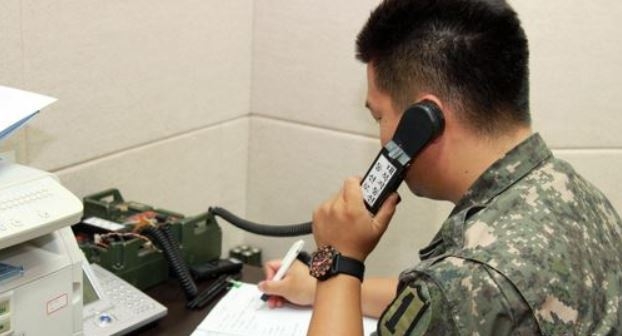 통화 시도 중인 국방부 관계자 (출처 : SNS)