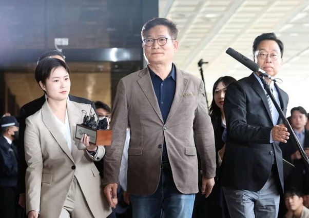 더불어민주당의 '2021년 전당대회 돈 봉투 의혹'과 관련해 금품 살포의 최종 수혜자로 지목된 송영길 전 대표가 2일 오전 서울 서초구 서울중앙지검으로 들어가고 있다. (사진 : 연합뉴스)