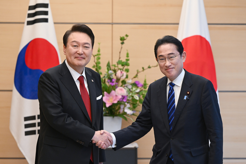 윤석열 대통령이 지난 3월 16일 일본을 방문해 기시다 총리와 한일 정상 소인수회담에 앞서 기념촬영을 하며 악수하고 있다. (사진:SNS)