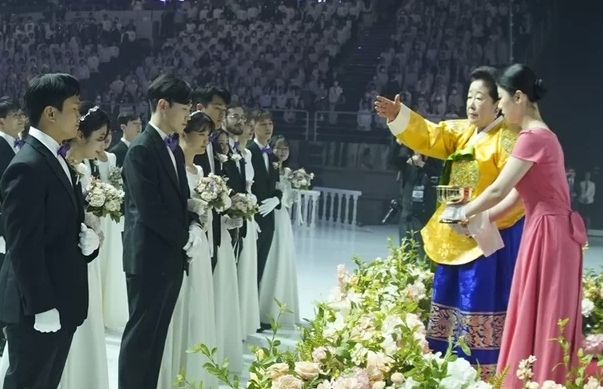 7일 가평 HJ글로벌아트센터에서 열린 국제합동축복결혼식에서 성수의식하는 한학자 총재 (사진:SNS)