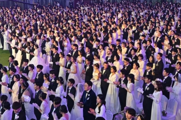  가평 HJ글로벌아트센터에서 열린 국제합동축복결혼식 '2023 천지인참부모 효정 천주축복축제’에 참석한 신랑신부 8000쌍 (사진:SNS)