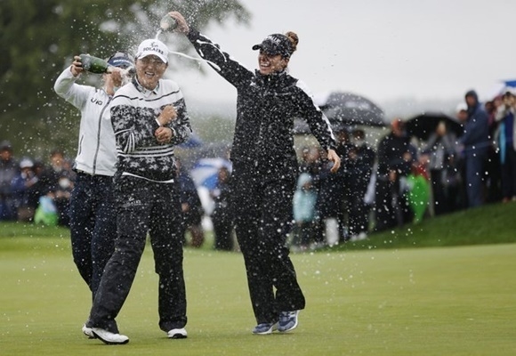 우승 후 동료들과 기쁨을 나누는 고진영 (사진:LPGA 공식 SNS)