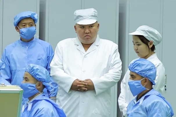 북한 김정은 국무위원장이 위성발사준비위원회 사업 현지 지도하는 모습. 이날 현지 지도에는 딸 김주애도 동행했다. (사진:조선중앙통신 캡처)