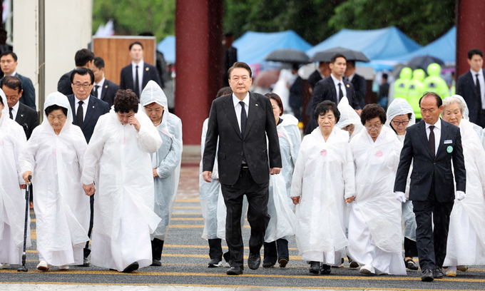 윤석열 대통령이 18일 광주 북구 국립5·18민주묘지에서 열린 제43주년 5·18민주화운동 기념식에 오월어머니회 회원들과 함께 입장하고 있다. 사진:대통령실