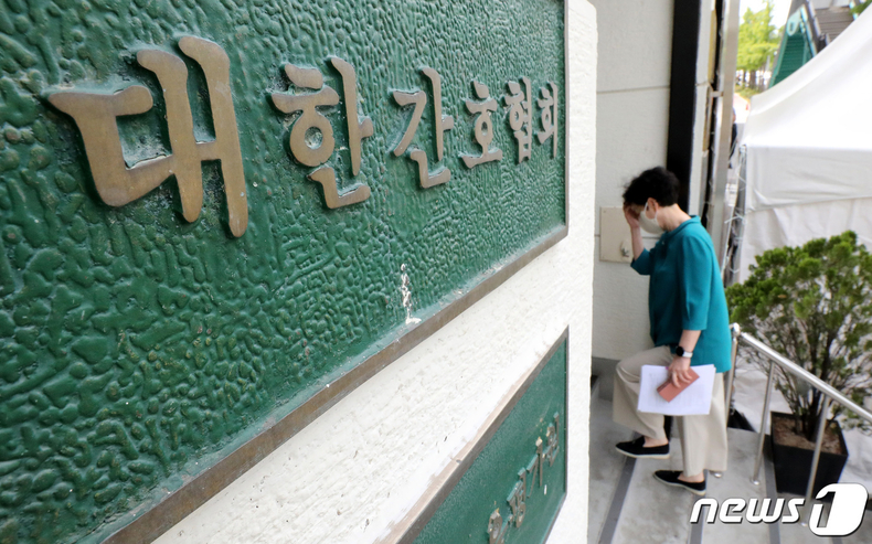 간호사들오늘부터대리처방·수술거부…면허증도반납