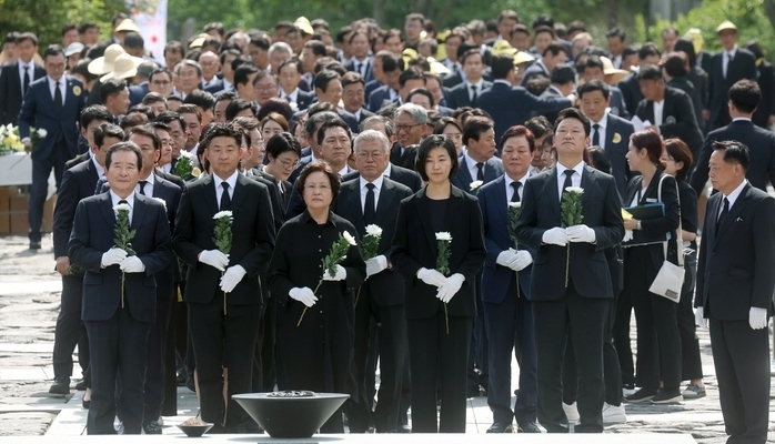 23일 오후 경남 김해시 진영읍 봉하마을에서 열린 노무현 전 대통령 서거 14주기 추도식에서 권양숙 여사 등 유족(앞줄)이 참배하고 있다. 사진:SNS