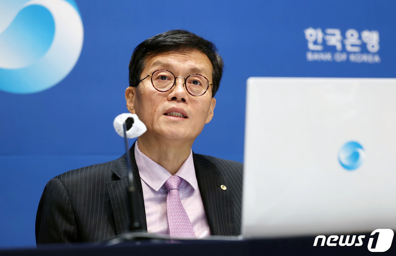 통화정책방향기자간담회하는이창용총재
