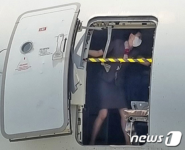 아시아나 항공승무원 온몸으로 비상구 막았다