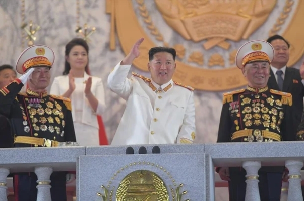 지난해 4월 열병식에서 북한 김정은 노동당 총비서와 나란히 주석단에 오른 리병철 당 중앙군사위 부위원장.(사진 오른쪽) 사진:노동신문 캡쳐