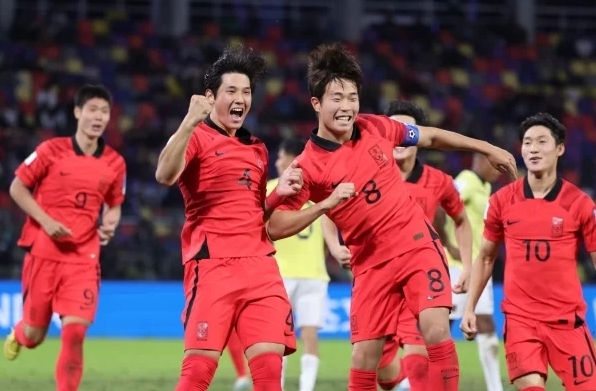 20세 이하(U-20) 월드컵 16강전 한국과 에콰도르의 후반전 경기에서 최석현(4번)이 대표팀의 세번째 골을 넣은 뒤 기뻐하고 있다. 사진:SNS