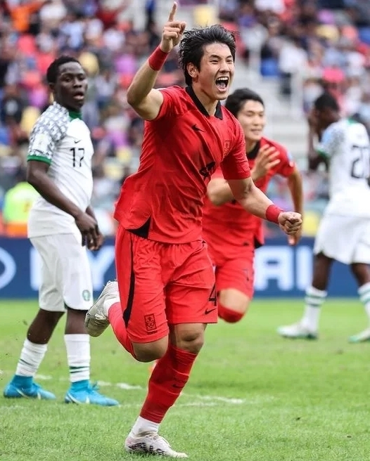 수비수 최석현이 5일 아르헨티나에서 열린 나이지리아와 2023 FIFA U-20 월드컵 8강전에서 연장 전반 5분 이승원의 코너킥을 헤더 결승골로 연결시킨 뒤 기뻐하고 있다./ 사진:SNS