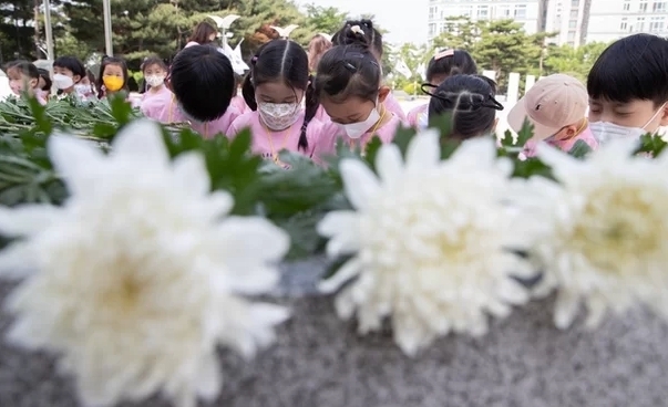 현충일은 나흘 앞둔 2일 오전 경기도 수원시 팔달구 수원현충탑을 찾은 한얼유치원 어린이들이 직접 만든 국화꽃을 헌화하고 있다. /사진:SNS