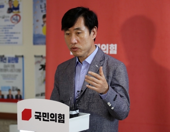 국민의힘 ‘시민단체 선진화 특별위원회’ 위원장인 하태경 의원이 지난달 30일 국회에서 특위 1차 회의를 마친 뒤 브리핑을 하고 있다. / 사진:SNS