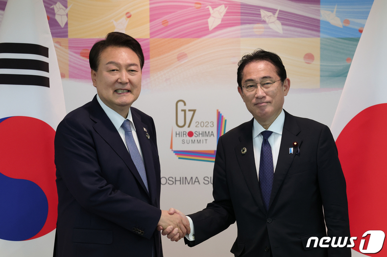 지난 3월 16일 도쿄서 열린 한일 정상회담에서 (왼) 대한민국 윤석열 대통령, (오) 일본 기시다 후미오 총리 /출처: 뉴스1