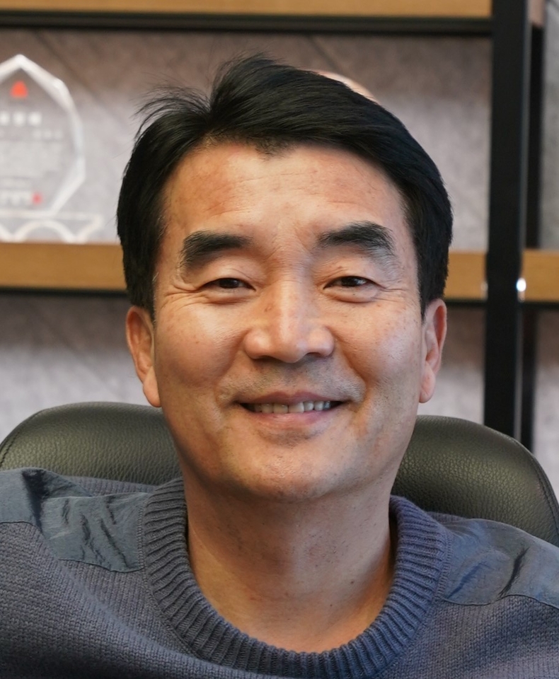 초록뱀 그룹의 원영식 회장 /출처: sns