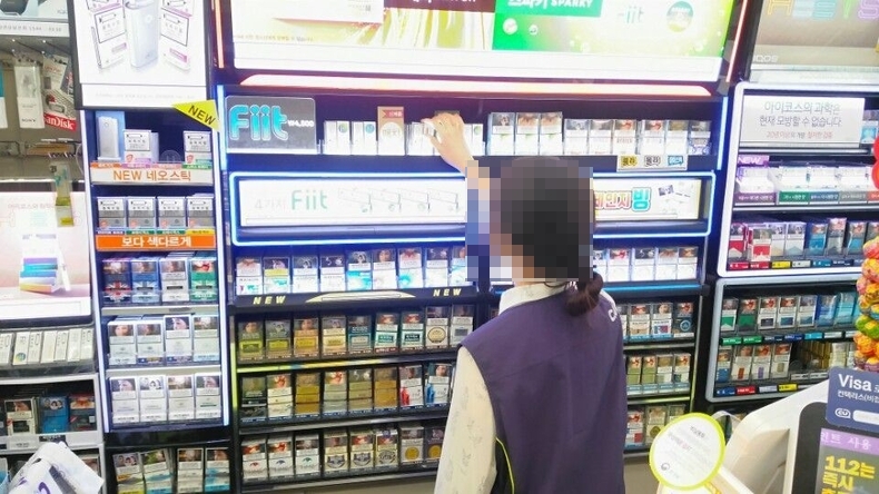 사진: 한 편의점에서 근무하는 아르바이트생