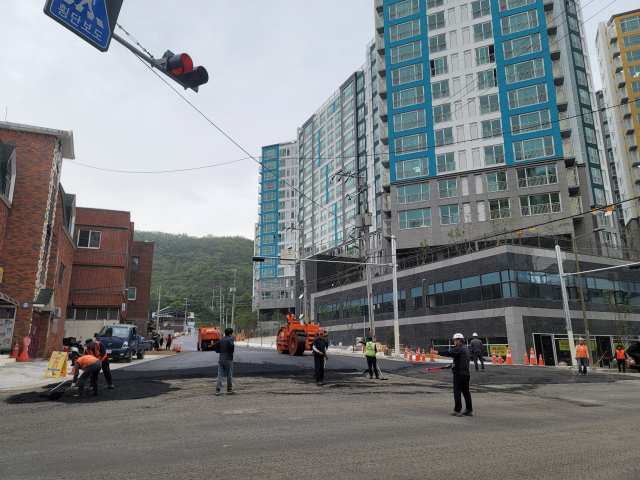 지난 5월 22일 입주 예정일을 9일 앞두고 아파트 진·출입구 공사에 한창이던 북구 태전동 신축 아파트의 모습. / 사진:SNS