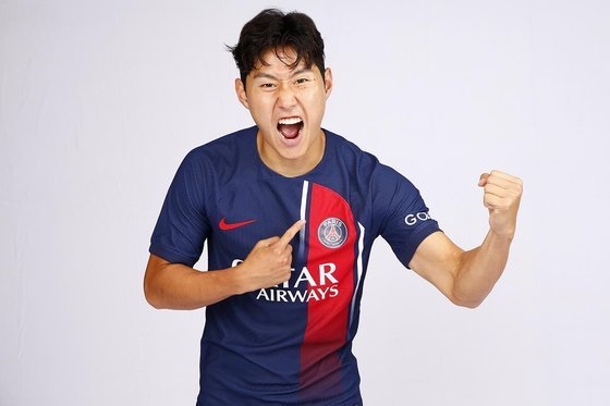 9일 프랑스 프로축구 리그1 파리 생제르맹(PSG)으로 이적한 이강인이 새 유니폼에 새겨진 구단 엠블럼을 가리키며 포효하고 있다. 이강인은 구단 홈페이지에 “팀이 최대한 많은 타이틀을 따내는 데 힘을 보태고 싶다”는 각오를 밝혔다./PSG 구단 홈페이지 캡처