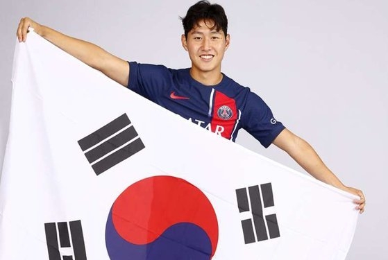 프랑스 명문 구단 파리 생제르맹 구단에 입단한 이강인이 태극기를 들고 화보촬영을 하고 있다./PSG 구단 홈페이지 캡처