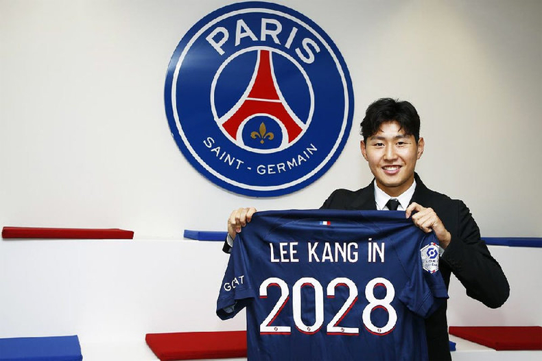 이강인이 자신의 이름이 새겨진 파리 생제르맹(PSG) 유니폼을 들고 기념촬영을 하고 있다. PSG는 9일(한국시간) 구단 인터넷 홈페이지 메인 화면을 이강인으로 장식했다. 유니폼에 새겨진 2028은 이강인의 계약 기간이다. PSG 구단 홈페이지 캡처