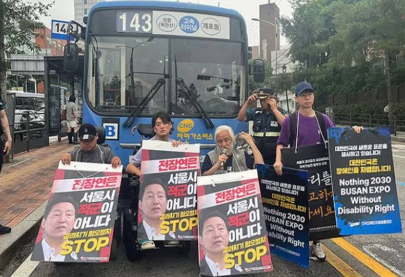 전국장애인차별철폐연대(전장연) 활동가들이 13일 오전 서울 종로구 혜화동로터리 중앙버스전용차로에서 오세훈 시장을 규탄하며 시내버스를 막아서고 있다. /사진:SNS