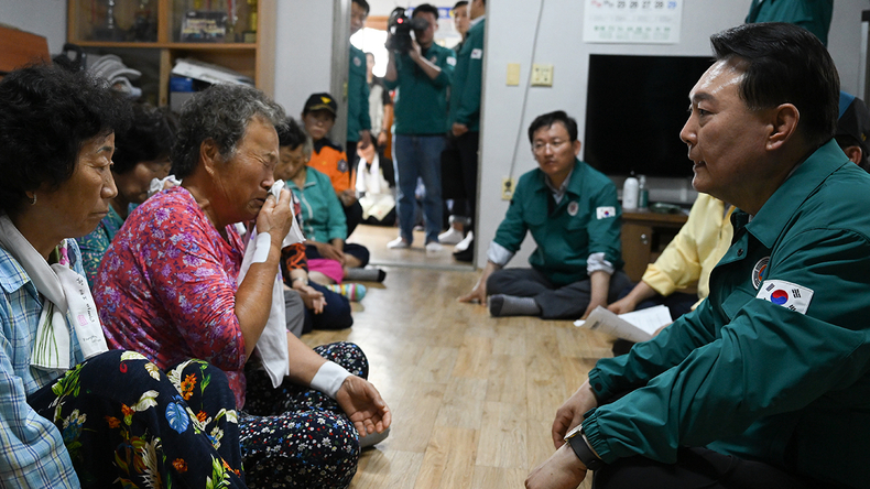 윤석열 대통령이 17일 경북 예천군 산사태 현장을 둘러보며 피해 상황을 점검하고 있다. / 사진:대통령실