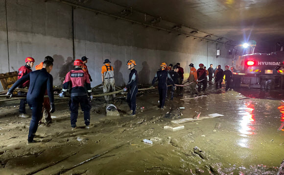 지난 16일 미호천 제방 유실로 침수된 충북 청주시 오송읍 궁평2지하차도에서 인명 수색을 위한 배수작업이 진행중인 모습. / SNS