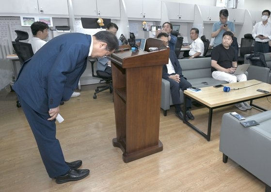 지난 15일 수해 중 골프로 논란을 빚은 홍준표 대구시장이 나흘만인 19일 공식 사과했다. 대구시 제공.