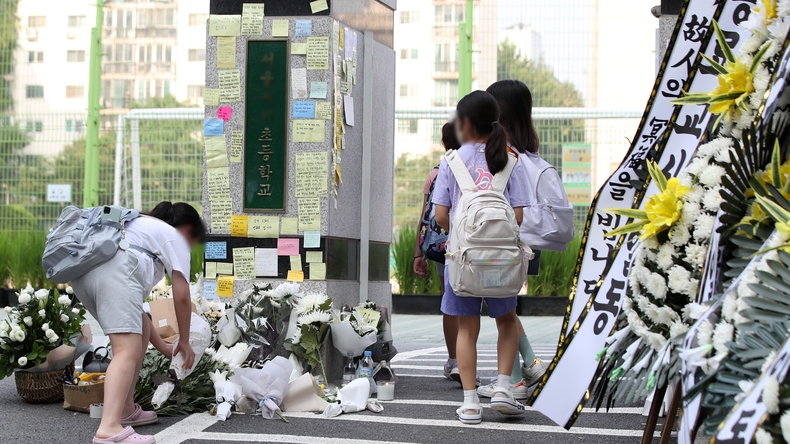 20일 오전 서울 서초구의 한 초등학교 앞에 근조화환이 놓여 있다. 서울시교육청 등에 따르면, 지난 18일 오전 이 학교 1학년 담임인 A씨(23)가 극단적인 선택으로 사망하는 일이 발생했다 / 사진:SNS