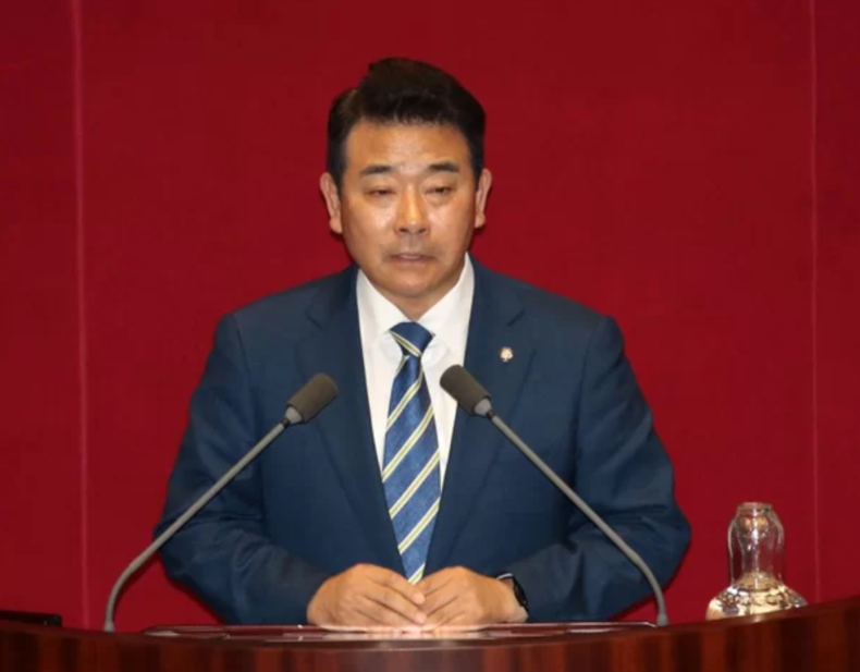 경노동위원장에 선출된 박정 더불어민주당 의원이 14일 오후 서울 여의도 국회에서 열린 제407회국회(임시회) 제3차 본회의 교육·사회·문화 대정부질문에서 당선인사를 하고 있다. / 사진:SNS