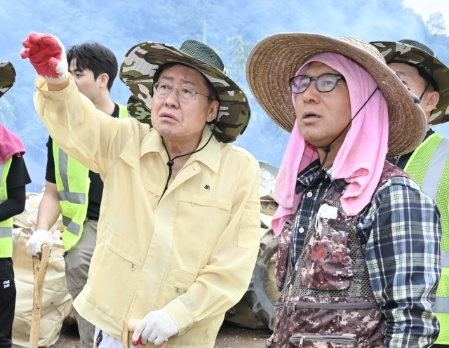 홍준표 시장이 수해지역에서 봉사활동하고 있다.. / 사진:대구광역시 제공