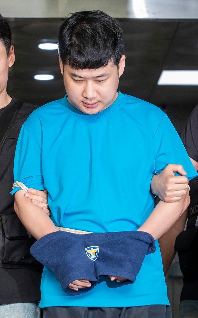 4명의 사상자를 낸 '신림동 흉기난동 사건' 피의자 조선이 28일 오전 서울 관악경찰서에서 서울중앙지방검찰청으로 송치되고 있다. / 사진:SNS