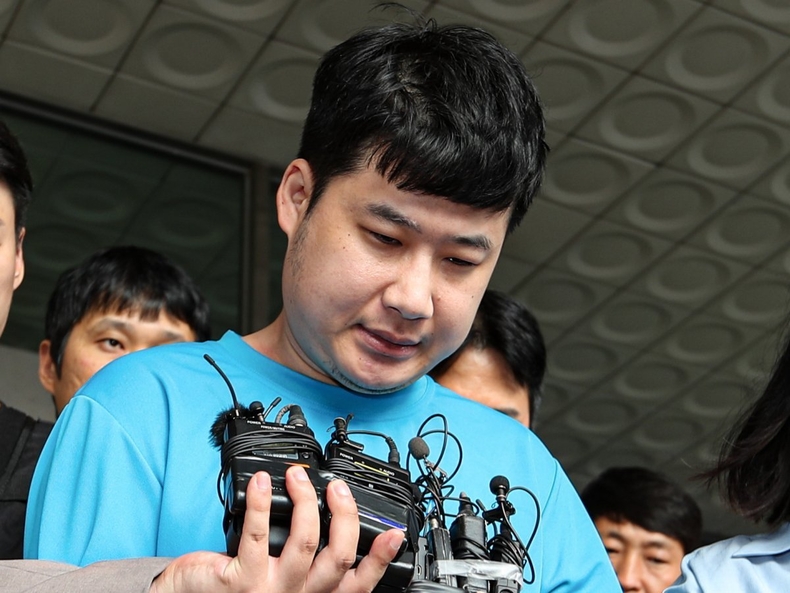4명의 사상자를 낸 '신림동 흉기난동 사건' 피의자 조선이 28일 오전 서울 관악경찰서에서 서울중앙지방검찰청으로 송치되고 있다. / 사진:SNS