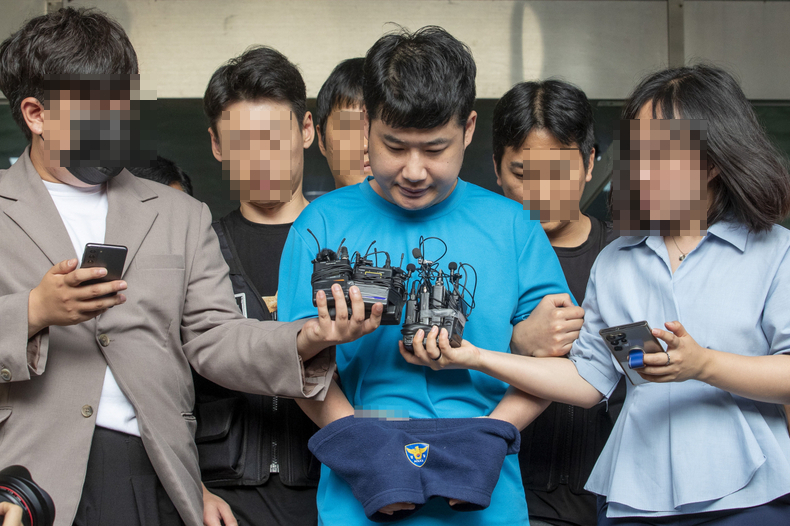 4명의 사상자를 낸 '신림동 흉기난동 사건' 피의자 조선이 28일 오전 서울 관악경찰서에서 서울중앙지방검찰청으로 송치되고 있다. / 사진:SNS