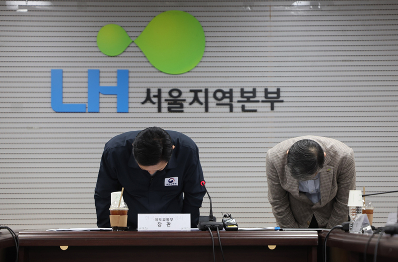 원희룡 국토교통부 장관(왼쪽)과 이한준 LH 사장이 30일 오후 LH서울지역본부에서 열린 공공주택 긴급안전점검 회의에 앞서 시흥 은계지구 수돗물 이물질 발생 사태 등에 대해 사과하며 고개 숙이고 있다. / SNS