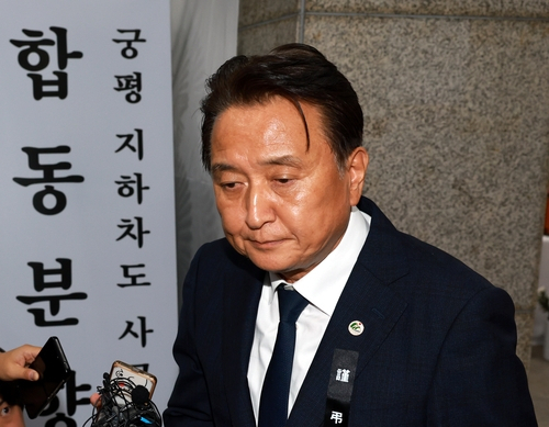 충북도청에 설치한 오송 지하차도 참사 희생사 합동분향소에서 20일 김영환 충북지사가 취재진의 질문에 답하고 있다. / 충북도 제공