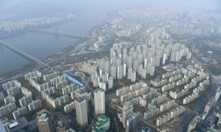 대출 규제로 부동산 과열 다소 진정…