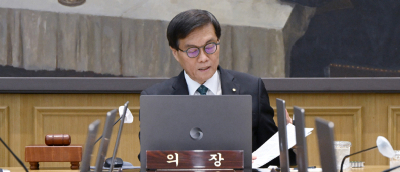 한은, 올해 경제성장률 0.9로 상향…