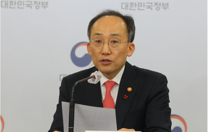 ▲ 추경호 경제부총리 겸 기획재정부 장관이 3일 오전 서울 종로구 정부서울청사 브리핑실에서 반도체 등 세제지원 강화 방안을 발표하고 있다. 2023.01.03 <사진제공=경제부총리실>