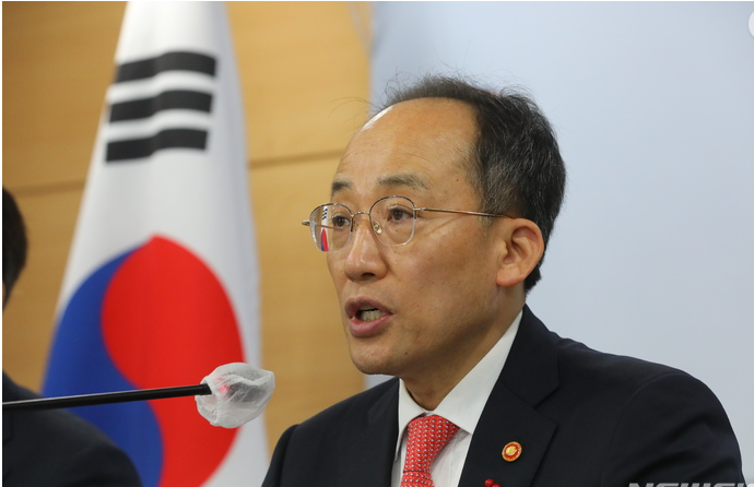 ▲3일 오전 추경호 경제부총리 겸 기획재정부 장관이 서울 종로구 정부서울청사 브리핑실에서 반도체 등 세제지원 강화 방안을 발표하고 있다. <사진 제공=부총리실>