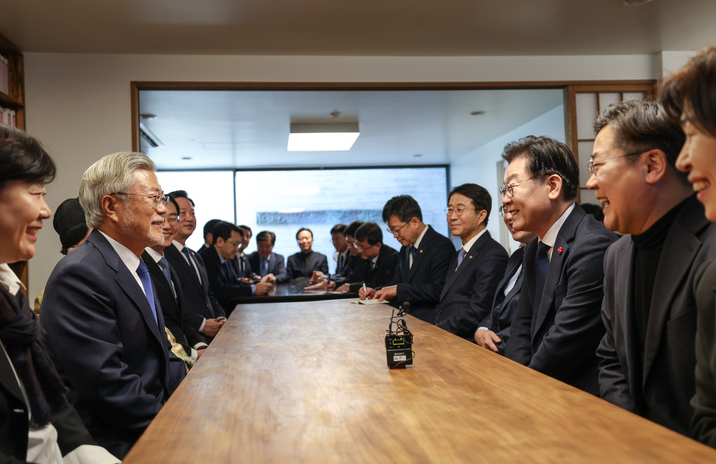 ▲지난 2일 이재명 더불어민주당 대표와 지도부가 경남 양산 평산마을 사저에서 문재인 전 대통령과 대화하고 있다.(사진=더불어민주당 제공)