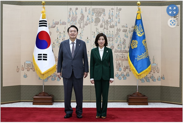 ▲ 나 부위원장도 전당대회 출마를 저울질하고 있다. 하지만 대통령의 의중이 없어 출마선언을 주저 하고 있다. 사진은 용산 대통령실 청사에서 나경원 저출산고령사회위원회 부위원장에게 위촉장을 수여한 후 기념촬영한 것이다. <사진제공=대통령실>