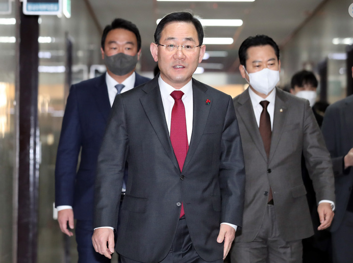 ▲국민의힘 주호영 원내대표와 정희용(왼쪽), 장동혁(오른쪽) 의원이 4일 오전 서울 여의도 국회 국민의힘 원내대표실에서 열리는 국회 정개특위 여당 위원 긴급회의에 참석하고 있다. <사진=국회제공>
