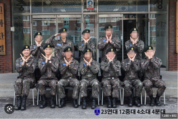 ▲육군 제 23연대 12중대 4소대 4분대 장병들이 새해 기념활영을 하면서 활짝 웃고 있다.