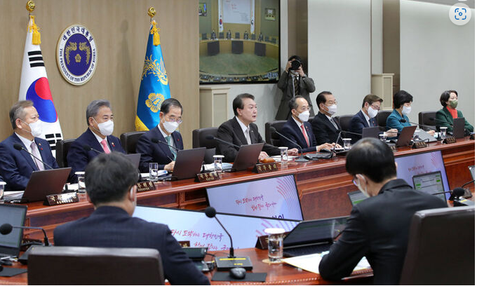 ▲윤석열 대통령과 한덕수 총리가 배석한 가운데 지난 3일 오전 서울 종로구 정부서울청사 브리핑실에서 반도체 등 세제지원 강화 방안 등을 논의하고 있다.