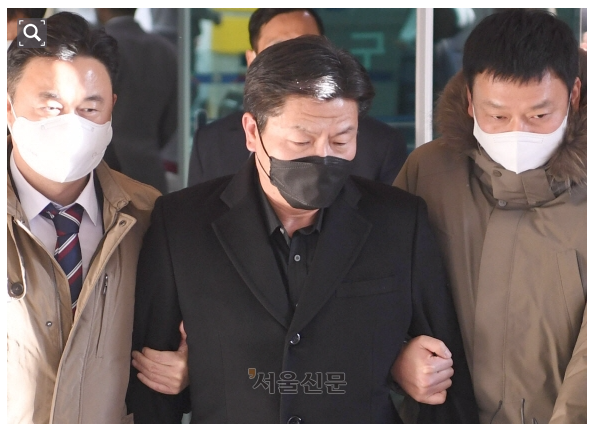 ▲ 이임재(가운데) 전 용산경찰서장이 지난 5일 서울 마포구 서울서부지법에서 열린 이태원 참사 관련 구속 전 피의자 심문(영장실질심사)을 마치고 이동하고 있다. <사진=SNS>