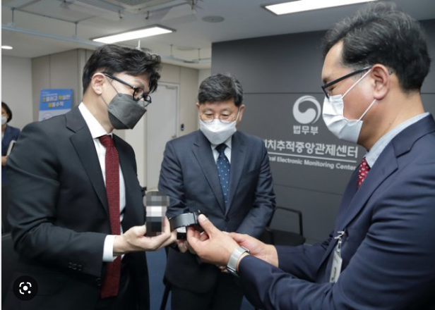 ▲앞으로 위치추적 전자장치(전자발찌) 착용자가 전자발찌를 끊고 도주할 경우 범죄 전력과 상관없이 모두 인적 사항이 공개된다. <사진=SNS>