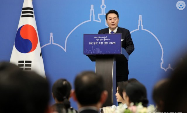 ▲아랍에미리트(UAE)를 국빈 방문한 윤석열 대통령과 부인 김건희 여사가 지난 14일(현지시간) 아부다비 한 호텔에서 열린 동포간담회에서 발언하고 있다. <사진=대통령실제공>