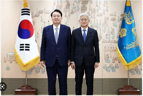 ▲ 윤석열 대통령이 지난해 7월15일 서울 용산 대통령실 청사에서 윤덕민 주일대사에게 신임장을 수여하고 기념 촬영을 하고 있다. <사진=대통령실통신사진기자단>