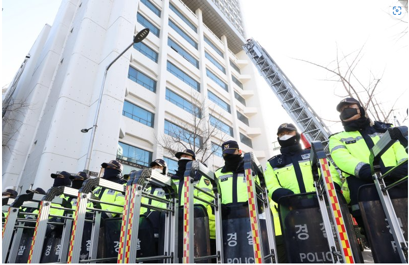 ▲지난 18일 오전 국정원이 서울 중구 민주노총을 압수수색해 경찰들이 민주노총 사무실 앞 통행을 제지하고 있다. <사진=SNS>